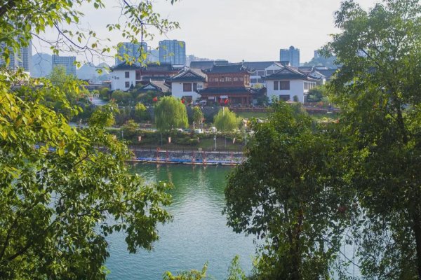 云谷策略 铜仁的三江公园了不得，泛意上五显庙、中南门的临江岸区都是它的